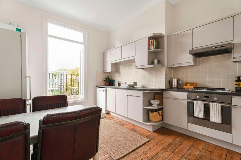 Room Isledon Road in Greater London