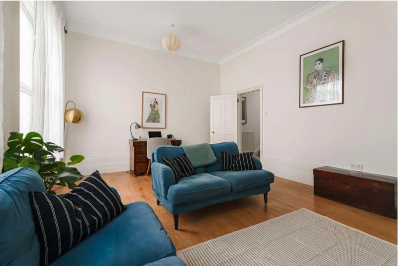 Room Isledon Road in Greater London