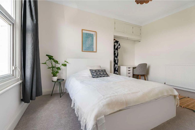 Room Isledon Road in Greater London