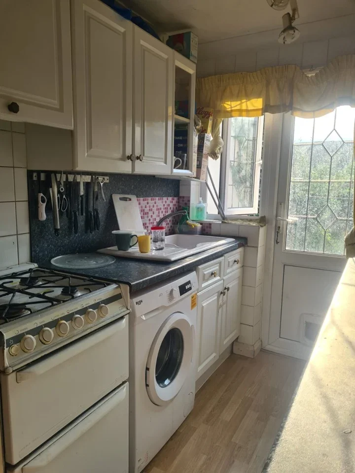 Room Ellis Avenue in Greater London