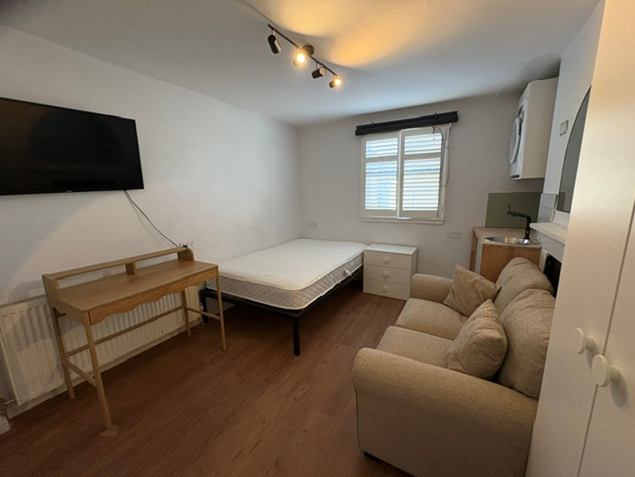 Room Sandmere Road in Greater London