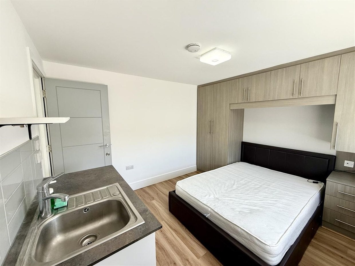 Room Baylis Road in Slough