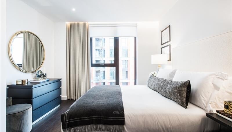 Flat Ponton Road in Greater London