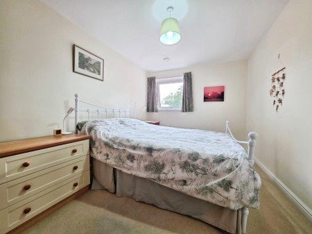 Flat Cainscross Road in Stroud