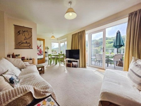 Flat Cainscross Road in Stroud