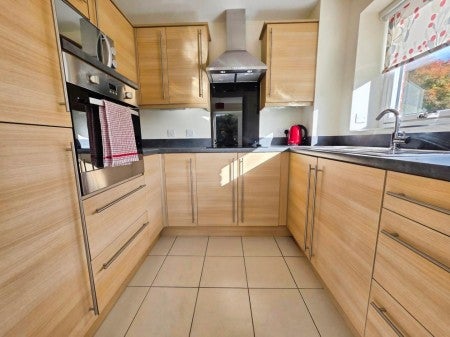 Flat Cainscross Road in Stroud