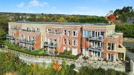 Flat Cainscross Road in Stroud