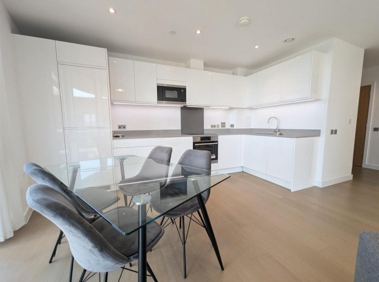 Flat Cambridge Road in Greater London