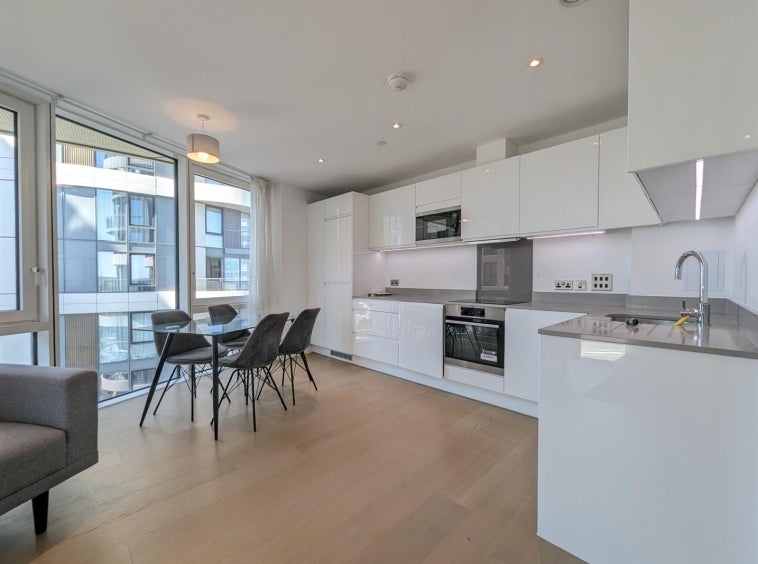 Flat Cambridge Road in Greater London