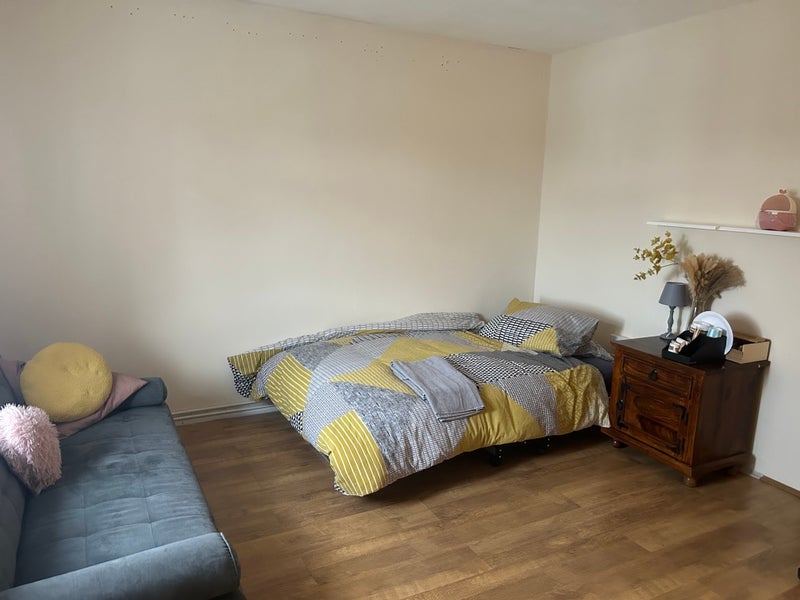 Room Ravensbury Road in Greater London