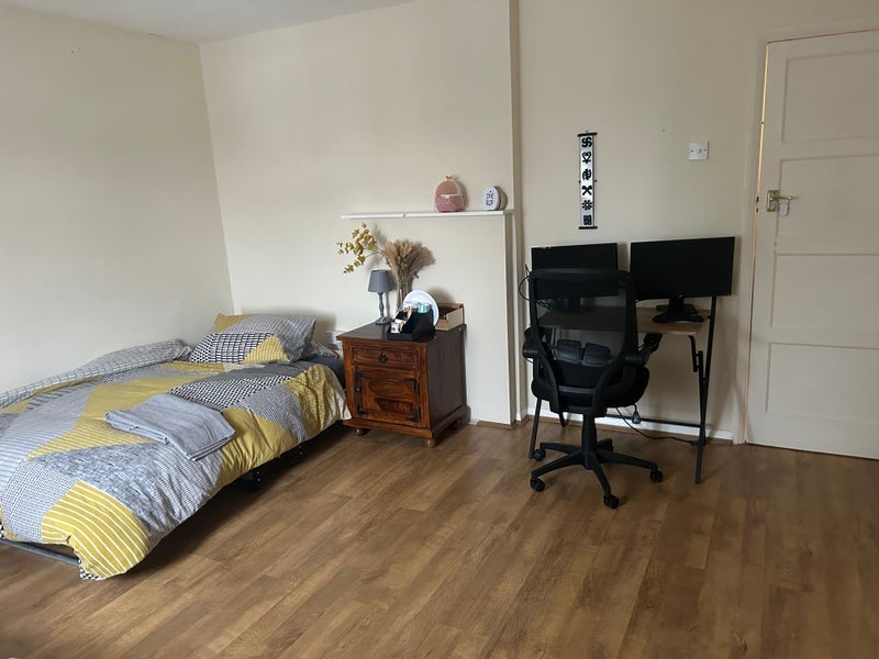 Room Ravensbury Road in Greater London