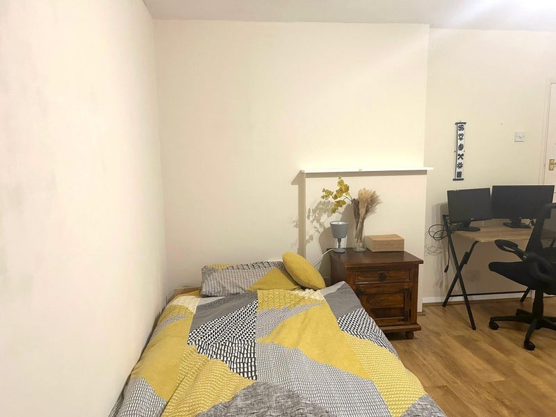 Room Ravensbury Road in Greater London