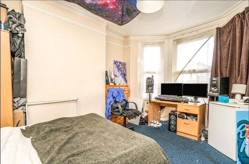 Flat Harborough Road in Southampton