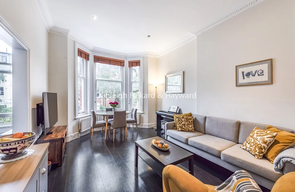 Flat Greencroft Gardens in Greater London