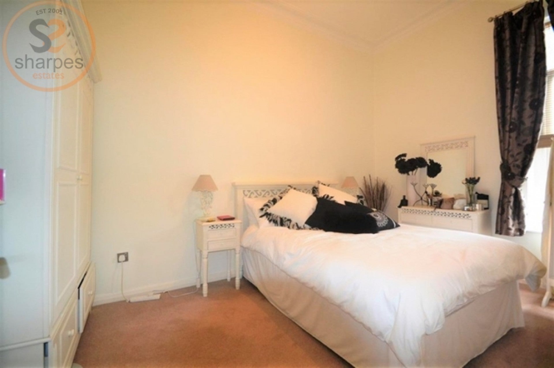 Flat Coombe Lane in Greater London