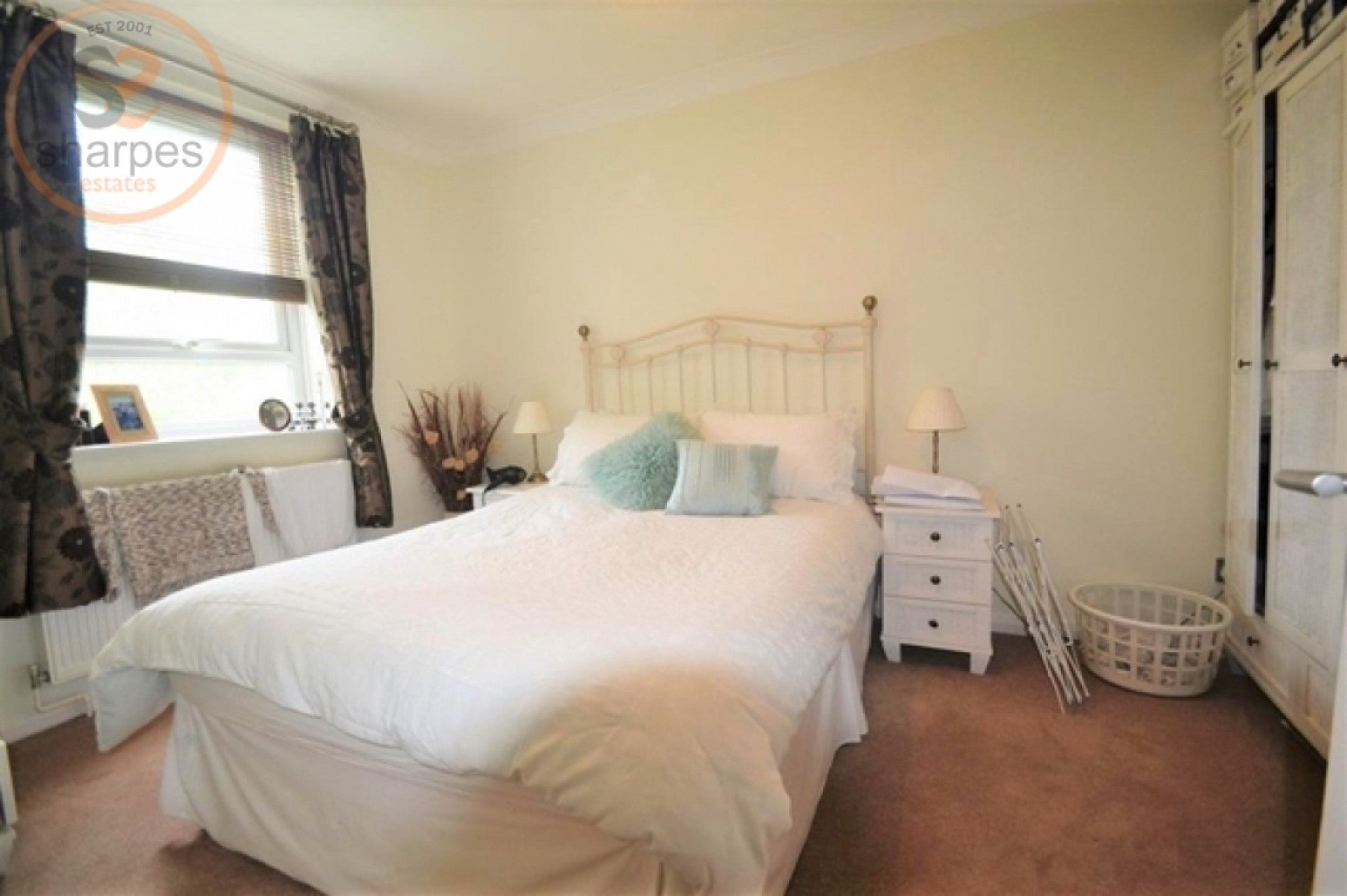 Flat Coombe Lane in Greater London