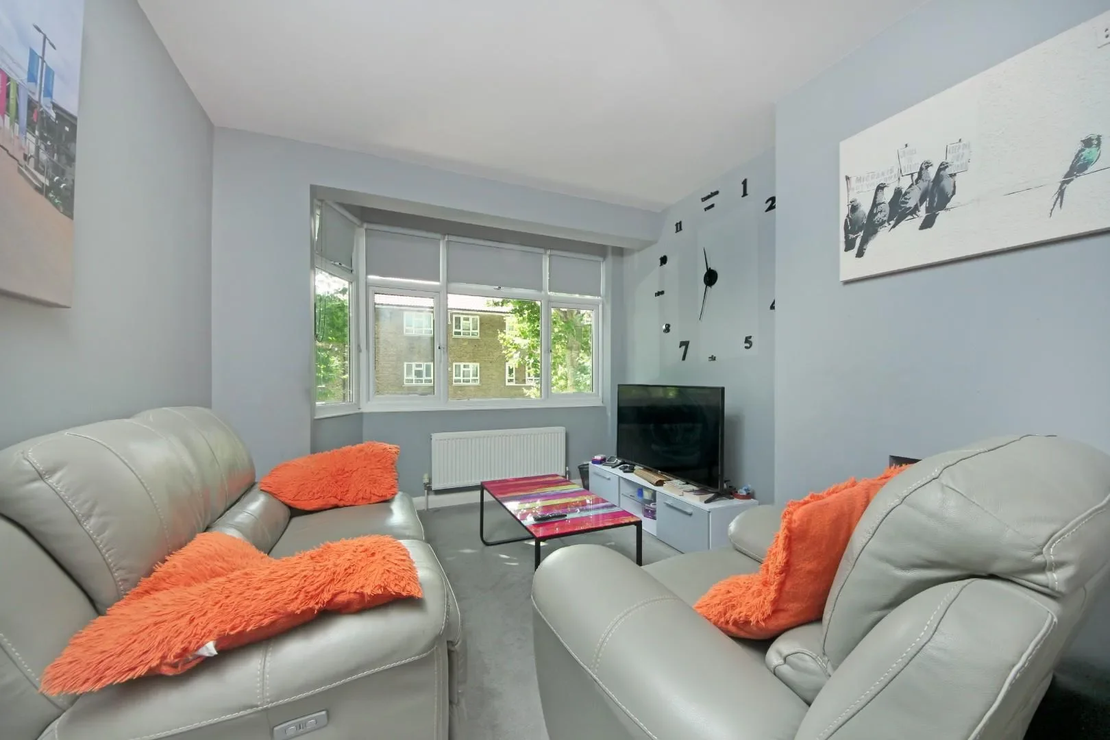 Flat Thornton Avenue in Greater London