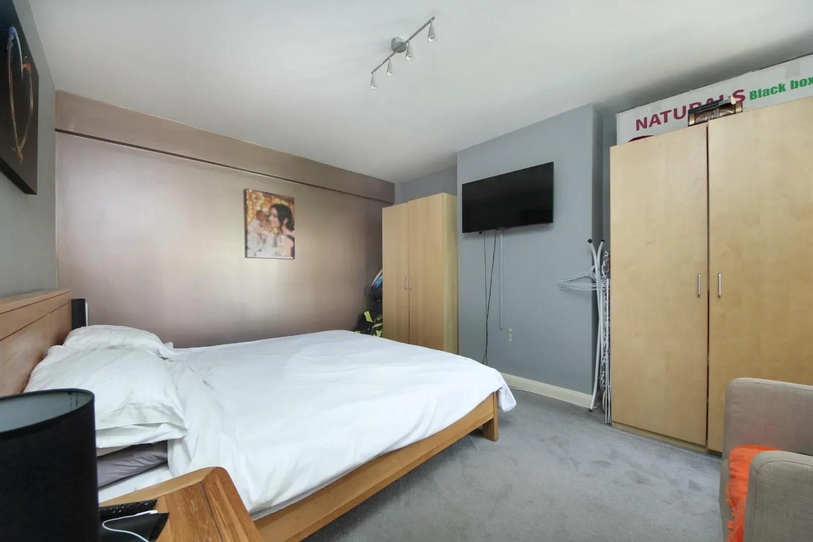 Flat Thornton Avenue in Greater London