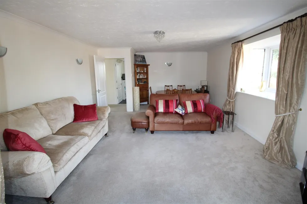 Flat Fairholme Gardens in Waverley