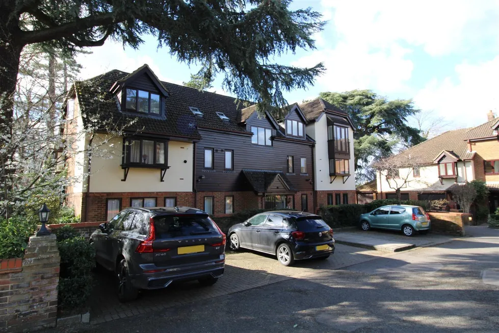 Flat Fairholme Gardens in Waverley