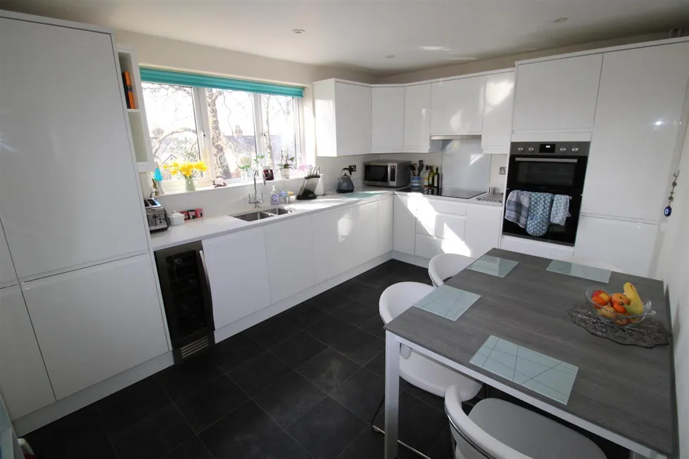 Flat Fairholme Gardens in Waverley