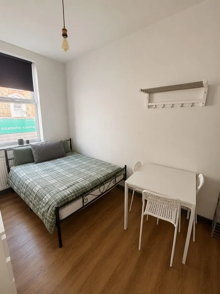 Room Kilburn High Road in Greater London