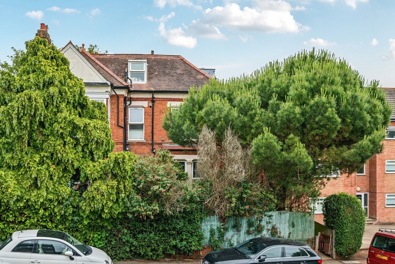Flat Sylvan Road in Greater London