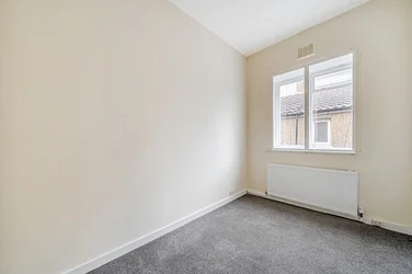 Flat Sylvan Road in Greater London