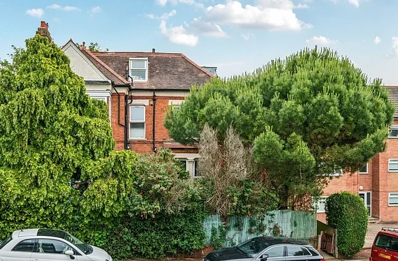 Flat Sylvan Road in Greater London