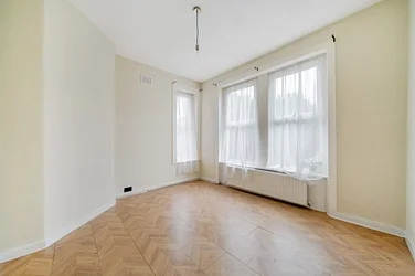 Flat Sylvan Road in Greater London