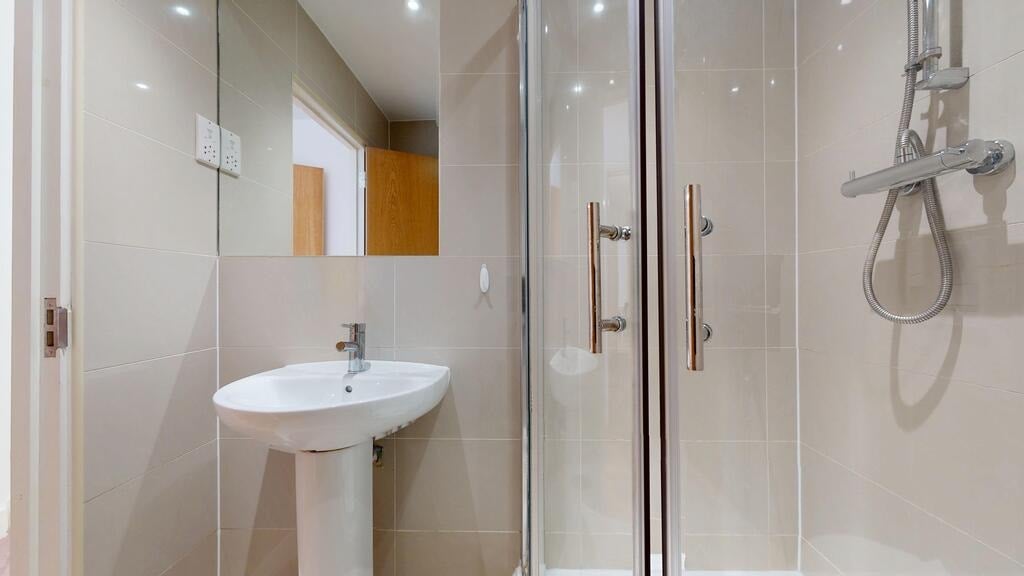 Flat Greenhill Way in Greater London