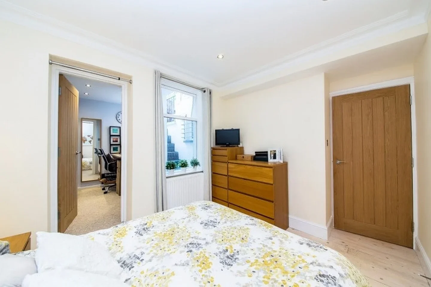 Flat Queen's Crescent in Greater London