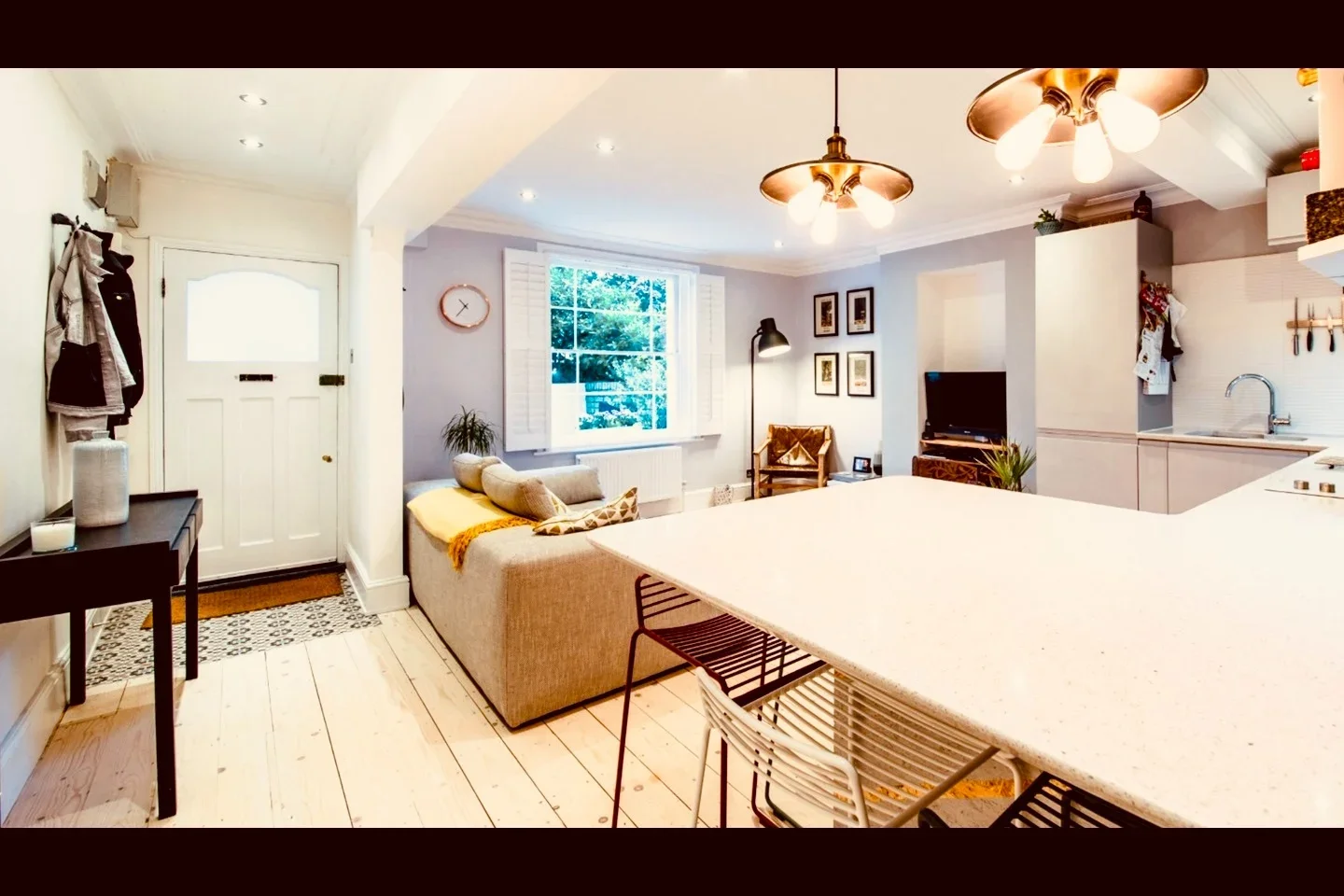 Flat Queen's Crescent in Greater London