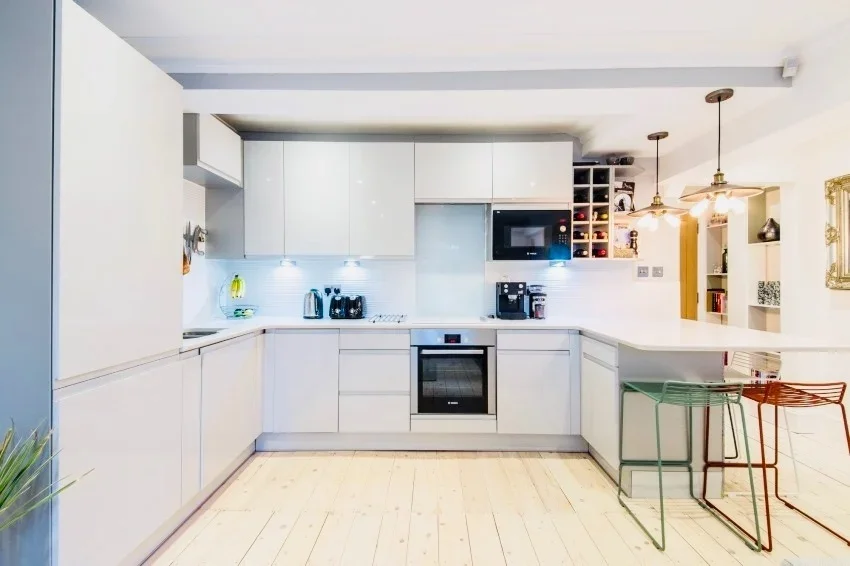 Flat Queen's Crescent in Greater London