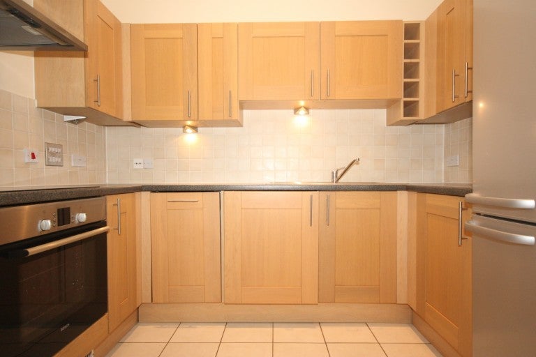 Flat Heathside Road in Woking