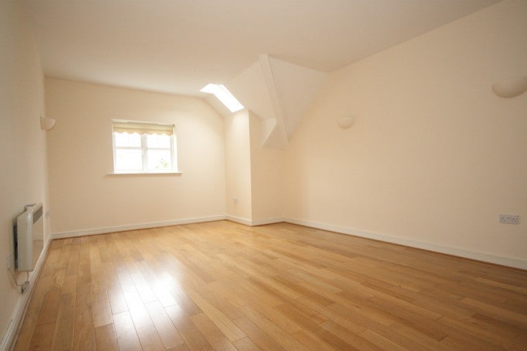 Flat Heathside Road in Woking