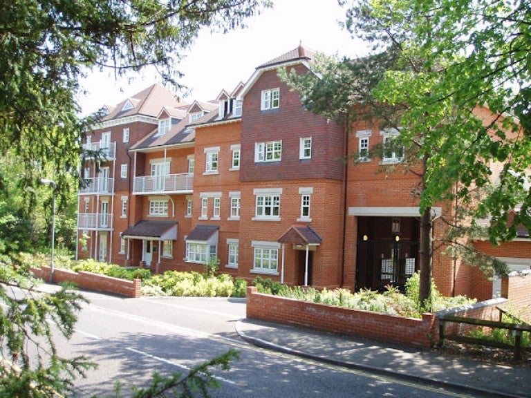 Flat Heathside Road in Woking