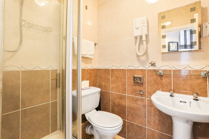 Flat Castletown Road in Greater London