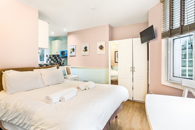 Flat Castletown Road in Greater London