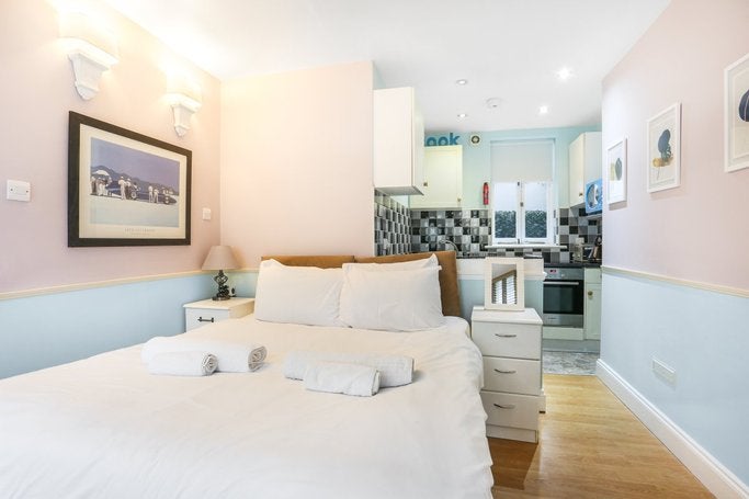 Flat Castletown Road in Greater London