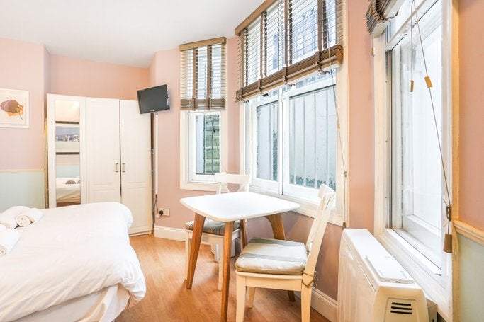 Flat Castletown Road in Greater London