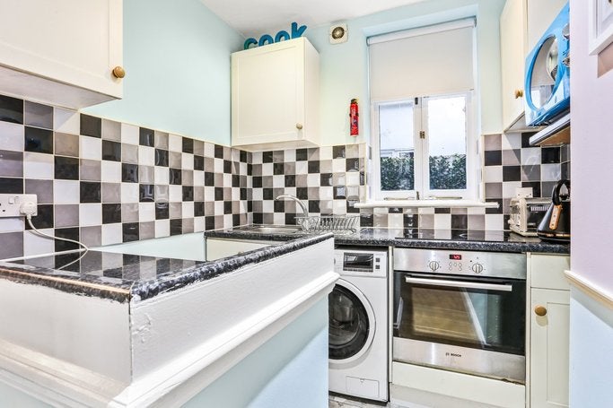 Flat Castletown Road in Greater London