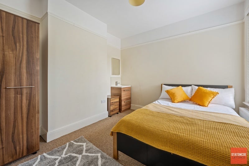 Room Bournemouth Road in Poole