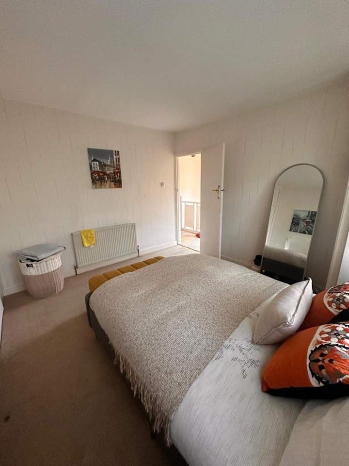 Room Alverstone Road in Greater London