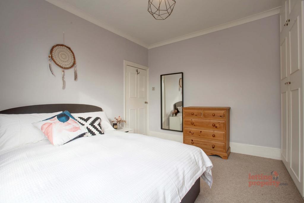 Flat Bulwer Road in Greater London