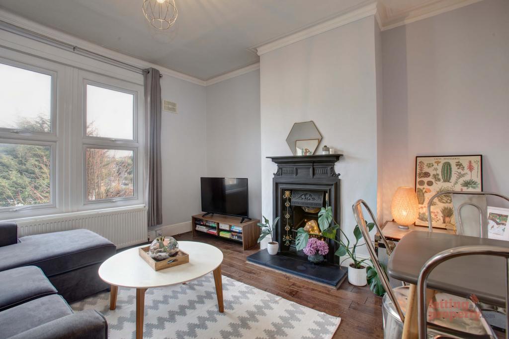 Flat Bulwer Road in Greater London