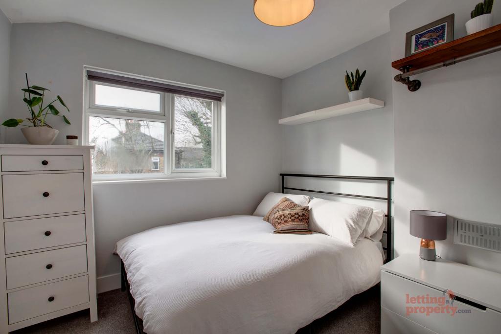 Flat Bulwer Road in Greater London