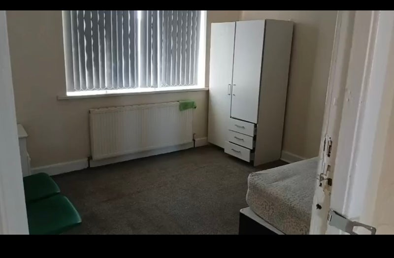 Room Middleton Road in Leeds
