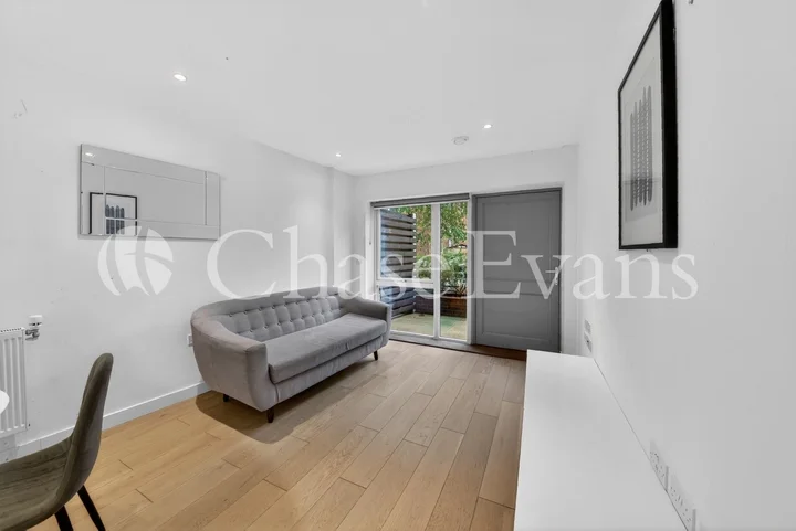 Flat Wilkinson Close in Greater London
