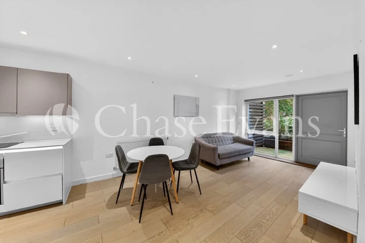 Flat Wilkinson Close in Greater London